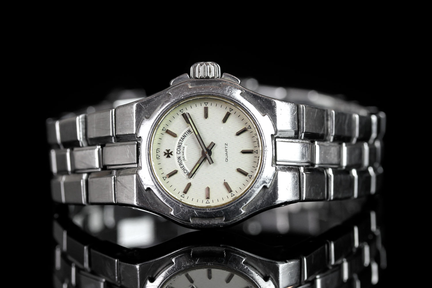 LADIES' VACHERON & CONSTANTIN OVERSEAS WRISTWATCH, circular silver dial with silver hour markers and