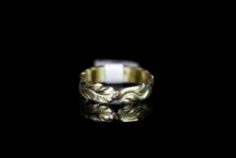 Gold engraved ring, hallmarked 18ct yellow gold, ring size M 1/2, total approximate weight 5.56