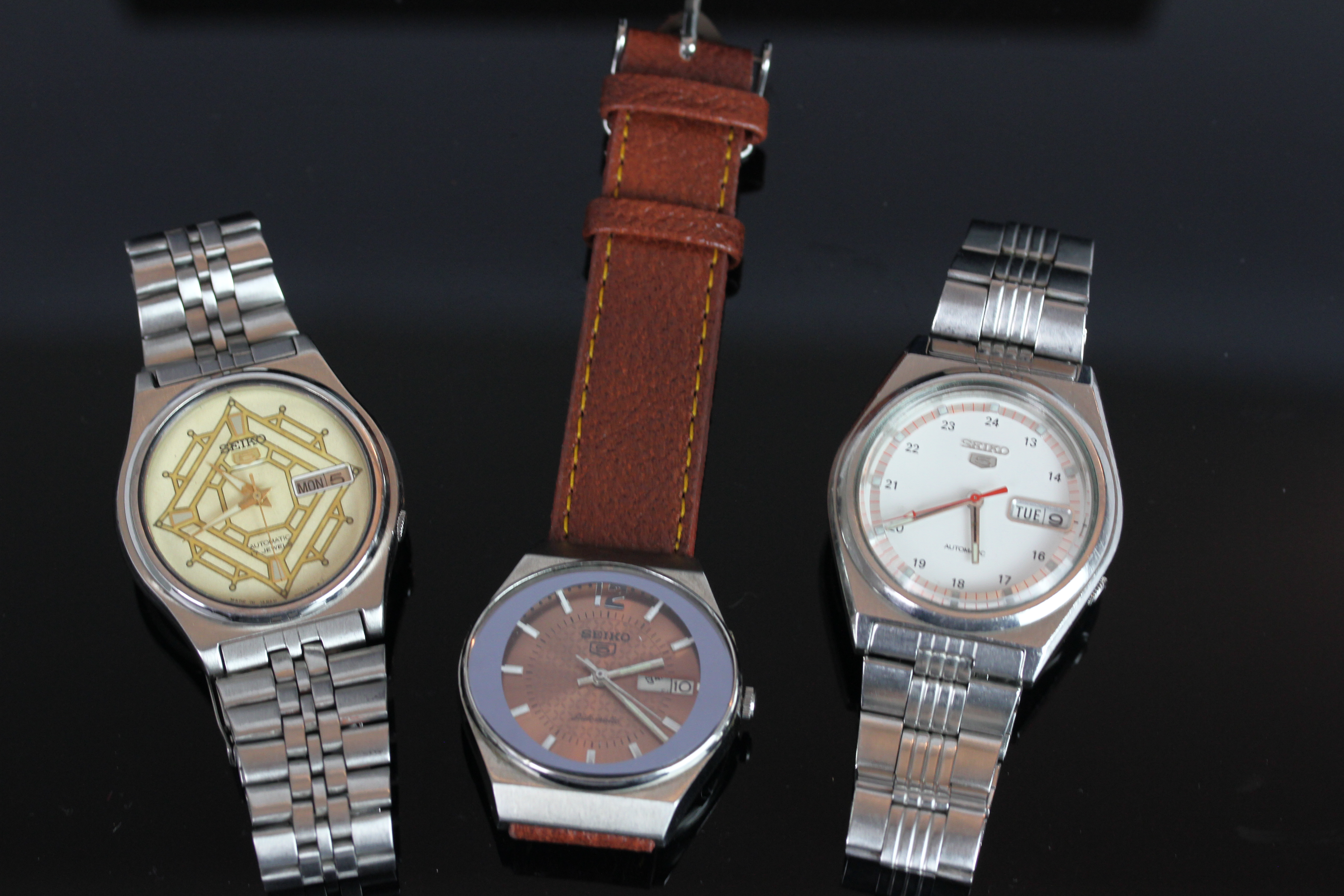 GROUP OF SEIKO 5 WRISTWATCHES, two with Seiko bracelets, all three watches are currently running.