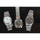 GROUP OF SEIKO 5 AUTOMATIC WRISWATCHES, all three are currently running, two seiko bracelets one
