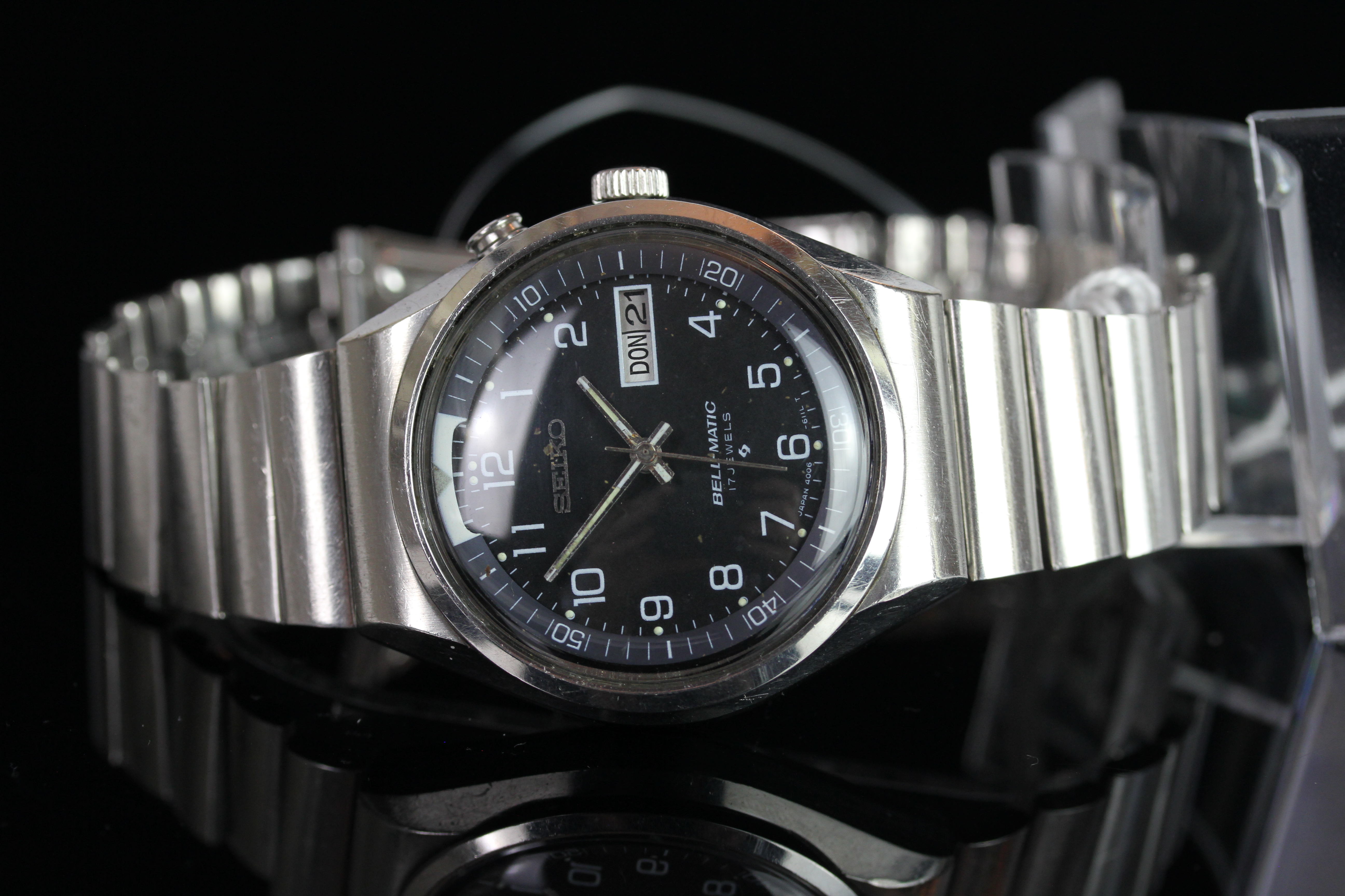 GENTLEMENS SEIKO BELL MATIC AUTOMATIC WRISTWATCH, circular black dial with white arabic numerals and