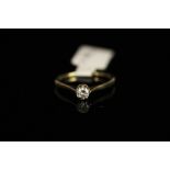 A SINGLE STONE DIAMOND 9CT GOLD RING, single diamond stone at around 0.27ct, set in a 9ct gold ring,