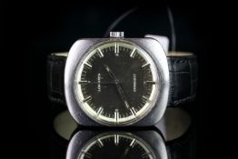 GENTLEMEN'S LONGINES CONQUEST WRISTWATCH REF. 1535, circular silver dial with faceted hour markers