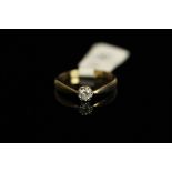 A SINGLE STONE DIAMOND 9CT GOLD RING, single stone diamond at roughly 0.23ct, set in a 9ct gold ring