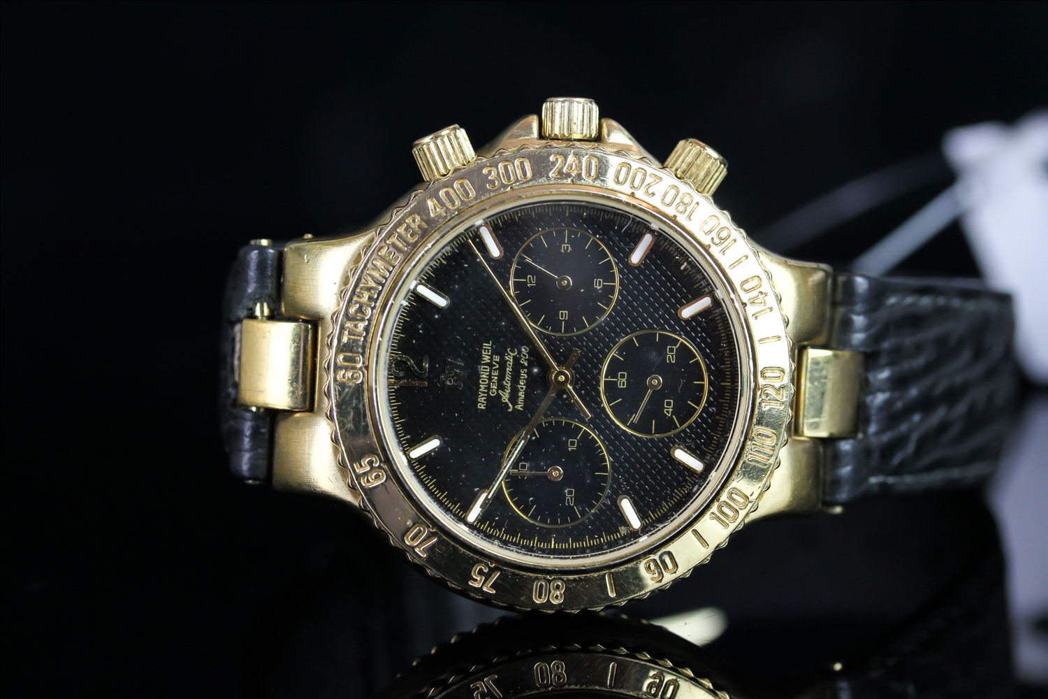 GENTLEMEN'S RAYMOND WEIL AMADEUS CHRONOGRAPH 7705, round, black dial with gold hands, baton markers,