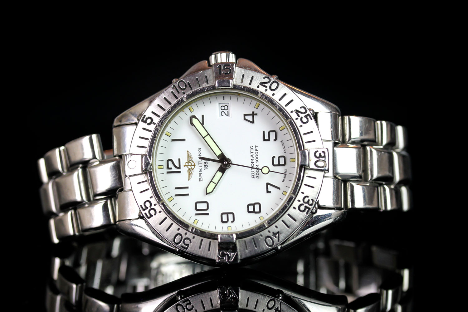 GENTLEMEN'S BREITLING AUTOMATIC DATE WRISTWATCH REF. A17035, circular white dial with a date window,