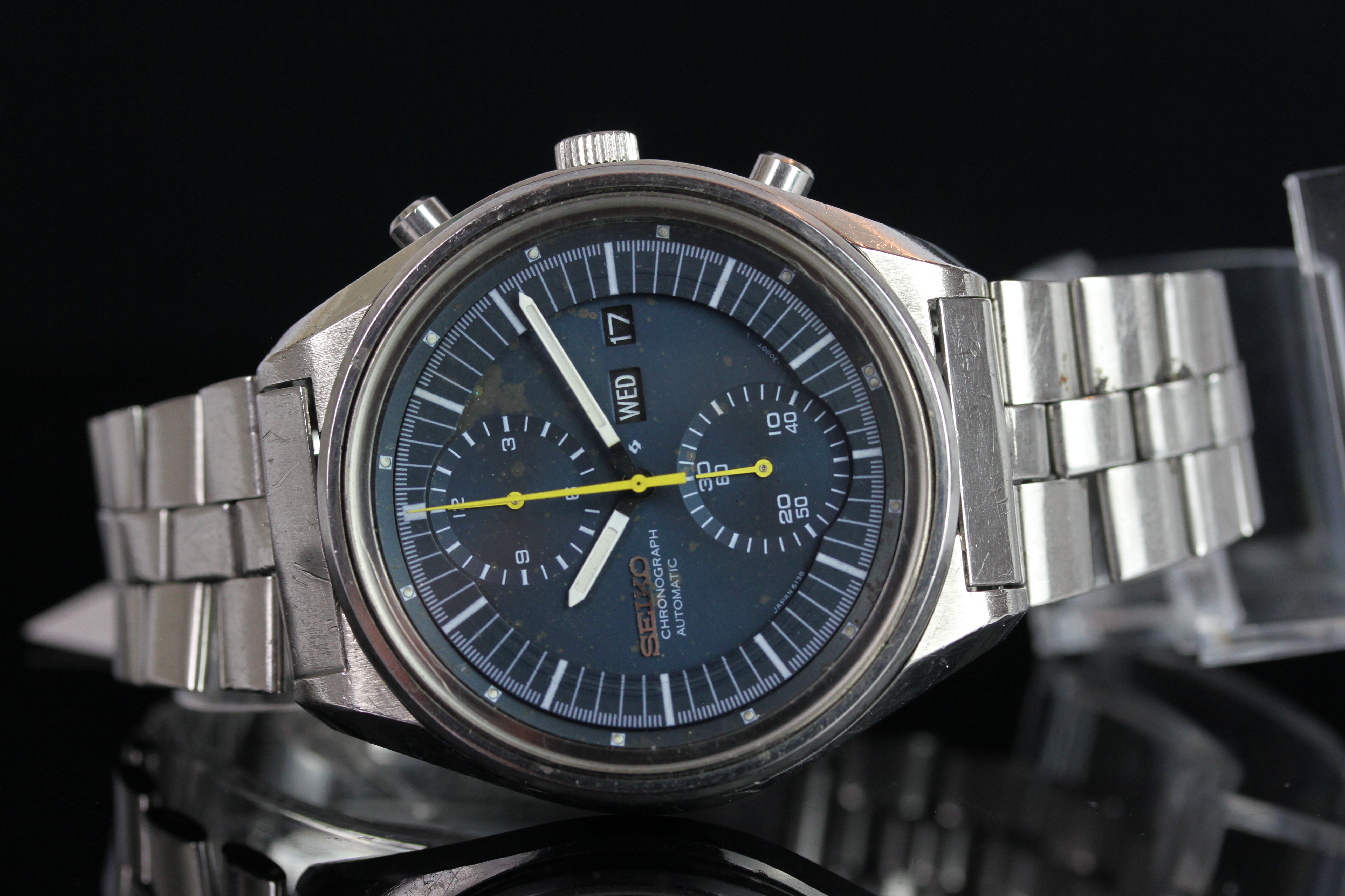 GENTLEMENS SEIKO UFO CHRONOGRAPH WRISTWATCH, circular twin register blue dial with day dat windows