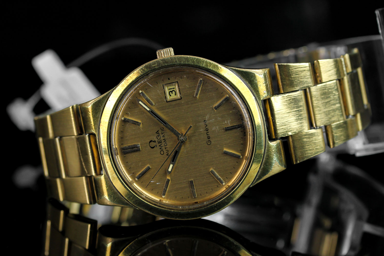 GENTLEMEN'S OMEGA GENEVE AUTOMATIC DATE WRISTWATCH, circular champagne dial with gold and black hour