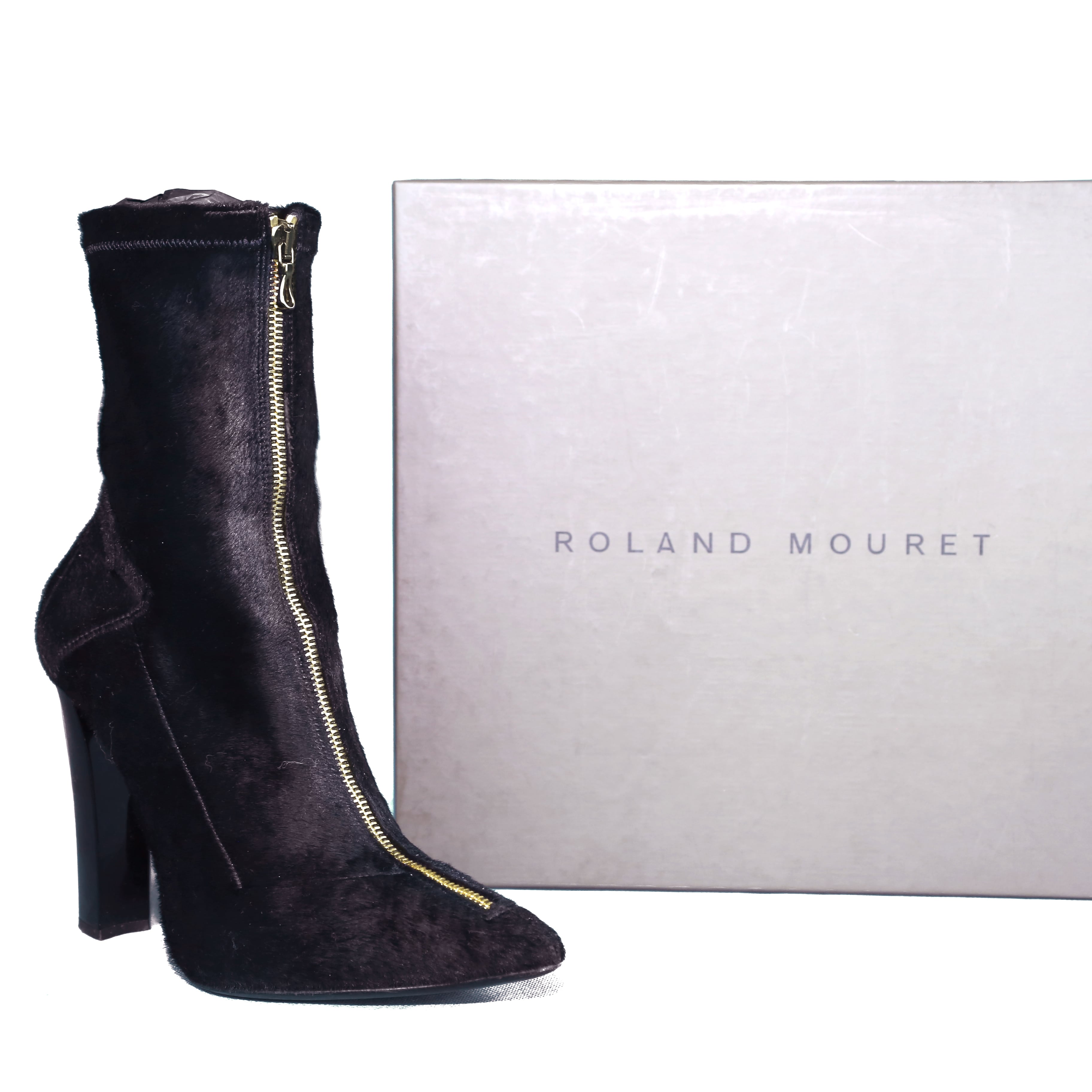 Roland Mouret is a French-born, London-based designer whose eponymous label launched in 1998. - Image 3 of 4