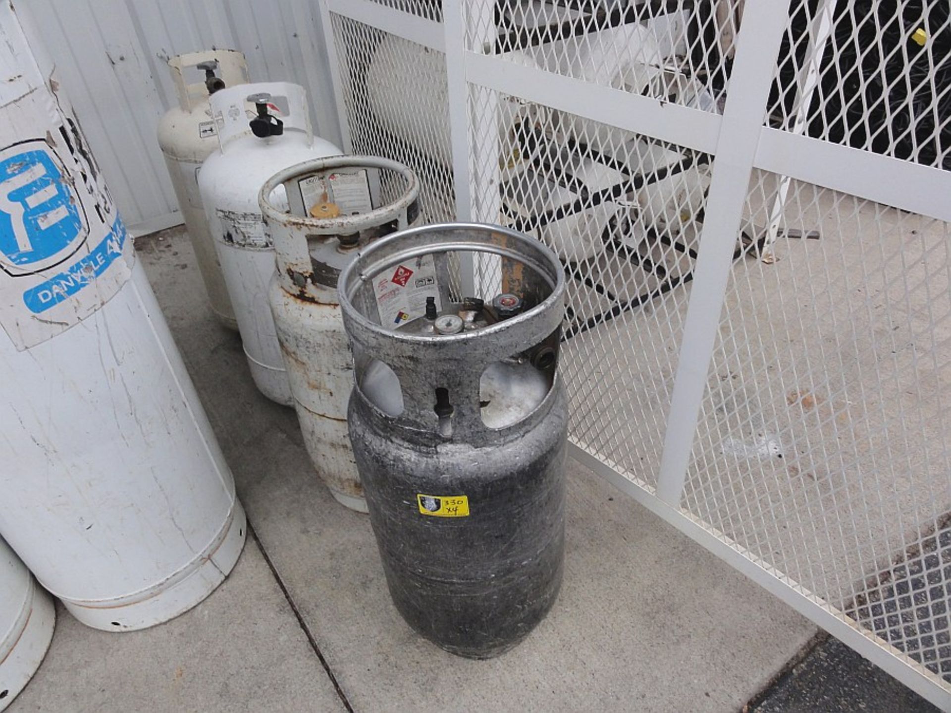 GAS BOTTLES, MEDIUM, 40 LB.