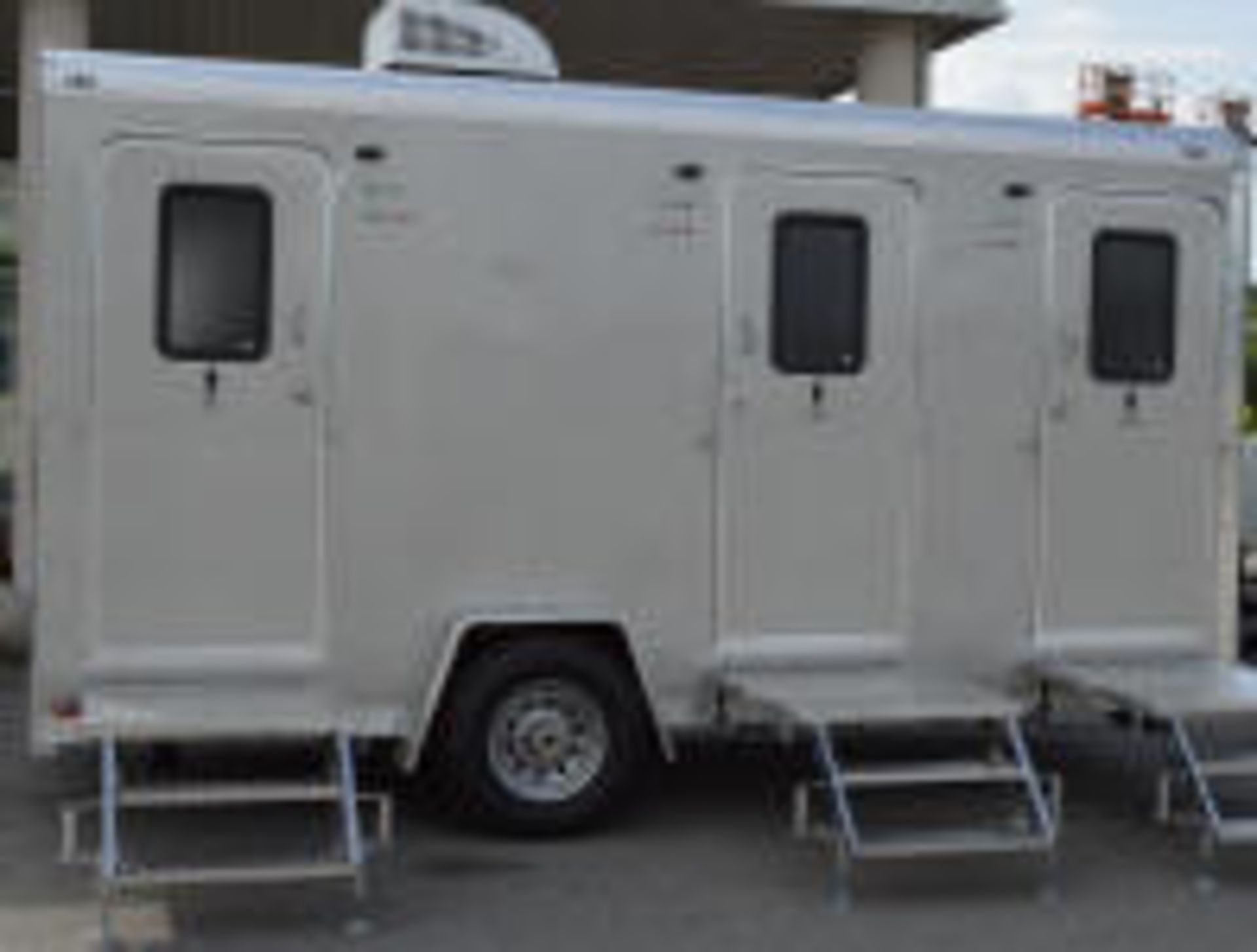 2016 COMFORTS OF HOME RESTROOM TRAILER, MDL 12', 3-STALL, VIN 4C9TN1214GM081705 - Image 3 of 7