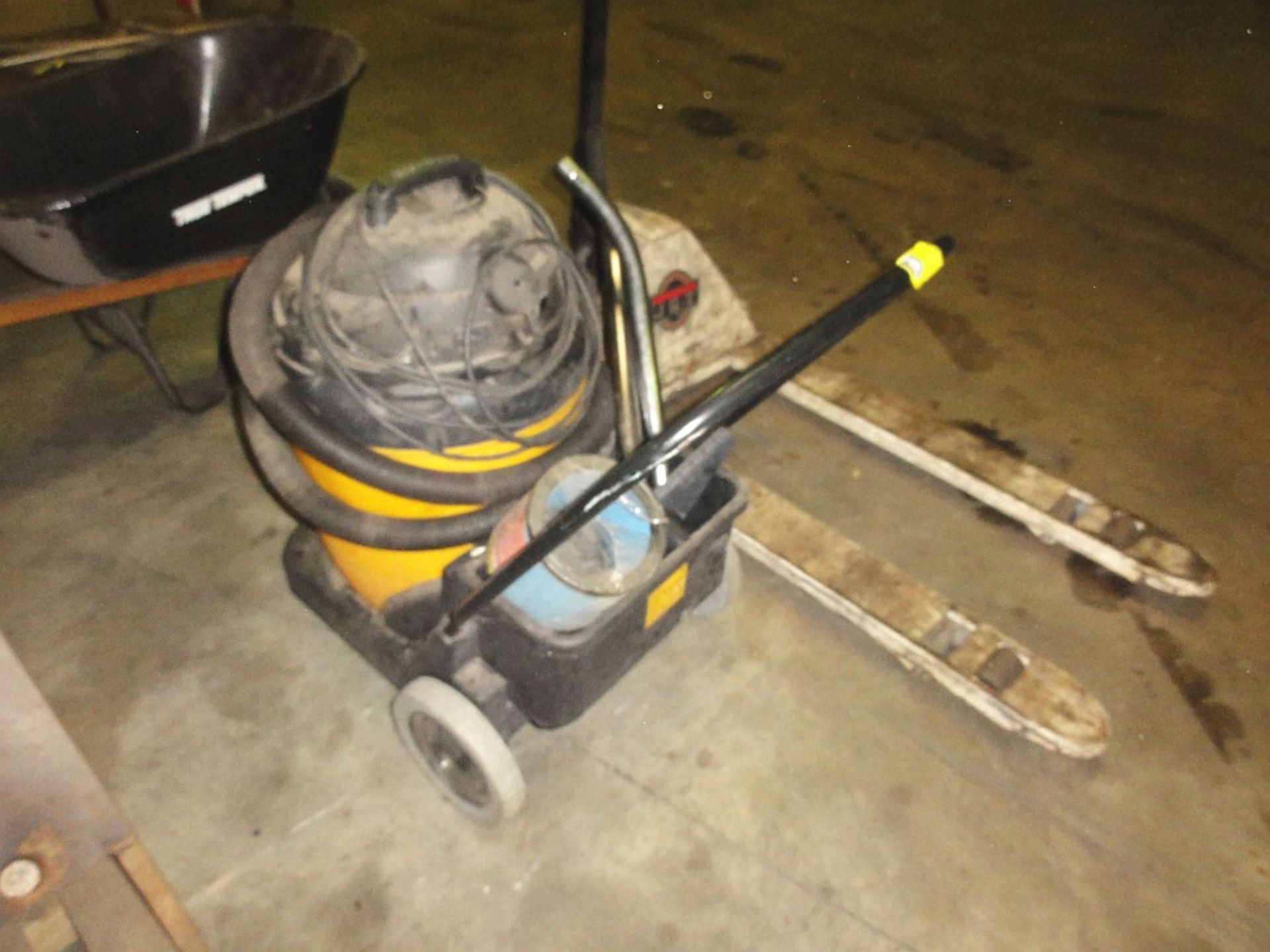 Shop Vac w/ Cart