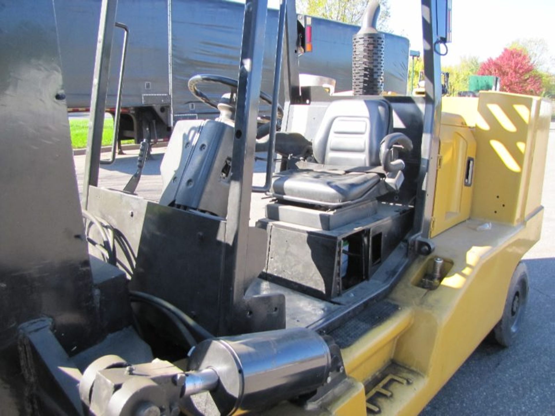 Elwell-Parker Model ESI300 30,000 LBS. LP FORKLIFT, Capacity 30,000 LBS., Load Center 24” - Image 4 of 9