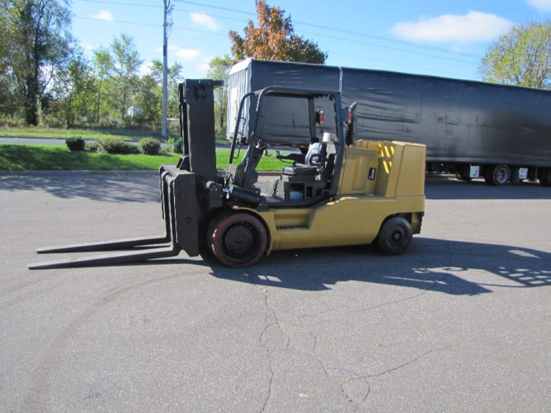 Elwell-Parker Model ESI300 30,000 LBS. LP FORKLIFT, Capacity 30,000 LBS., Load Center 24” - Image 2 of 9