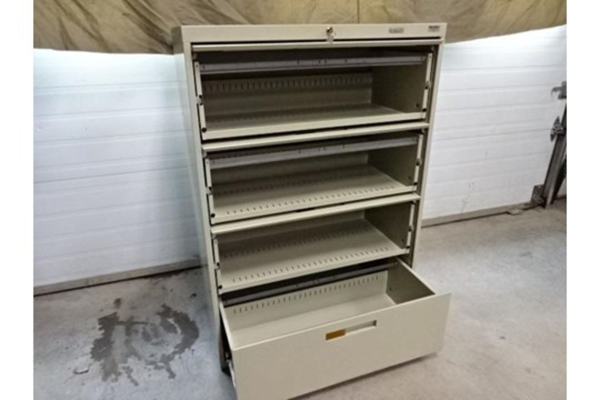 drawer cabinet 3ft x 18in x 52in high - CLASSEUR COMMANDER 3pi x 18po x 52po de hauteur - Image 3 of 7