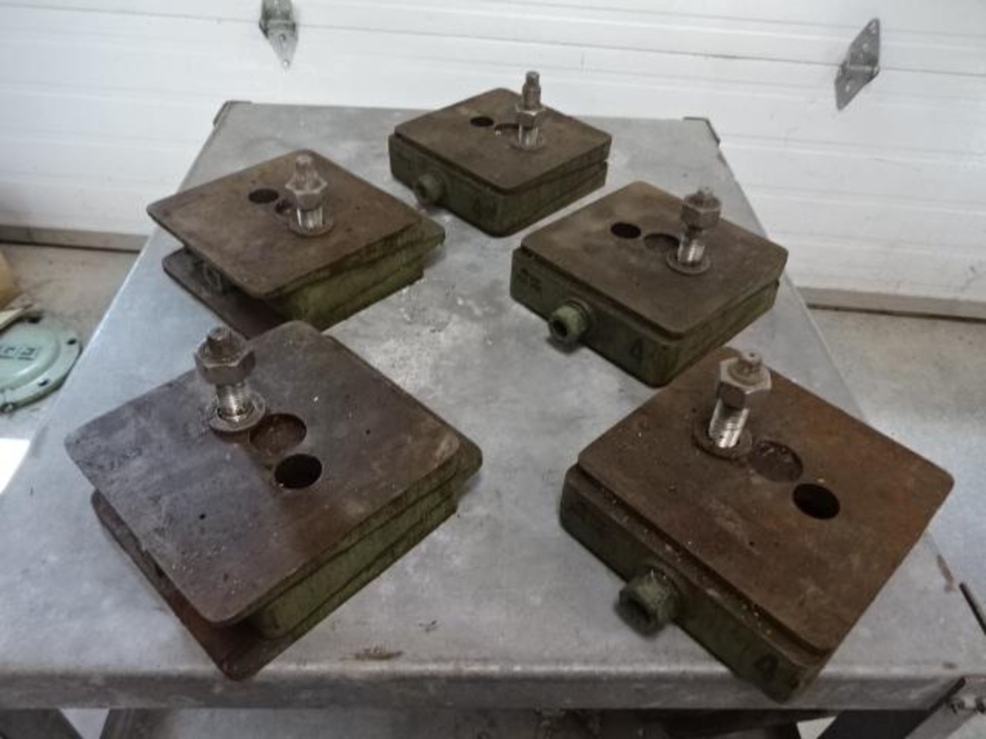 Lot of adjustable legs for industrial machinery