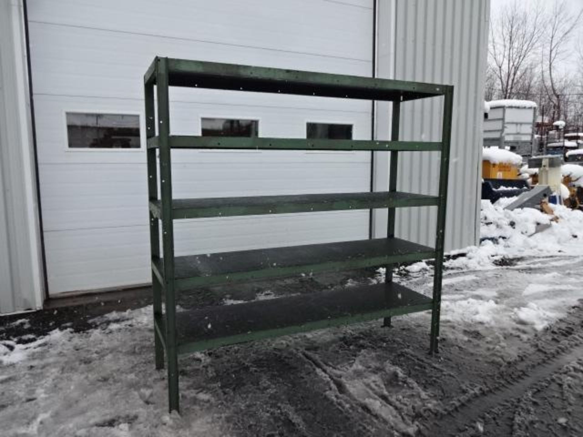 Robust steel shelves - Étagères en acier robustes