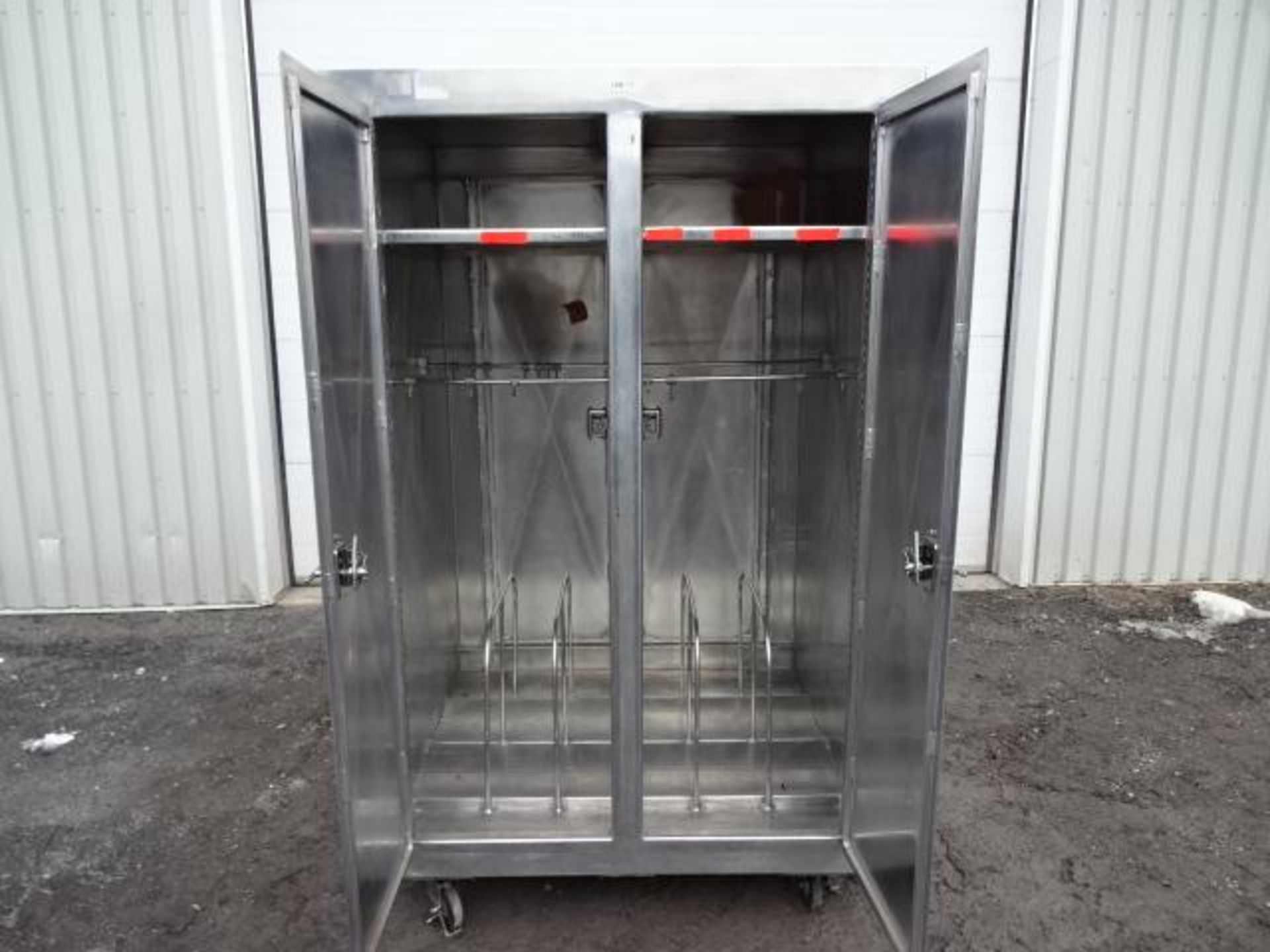 Aluminum storage cabinet 4ft x 4ft x 6ft high - Armoire de rangement en aluminium 4pi X 4pi X 6 pi - Image 5 of 5