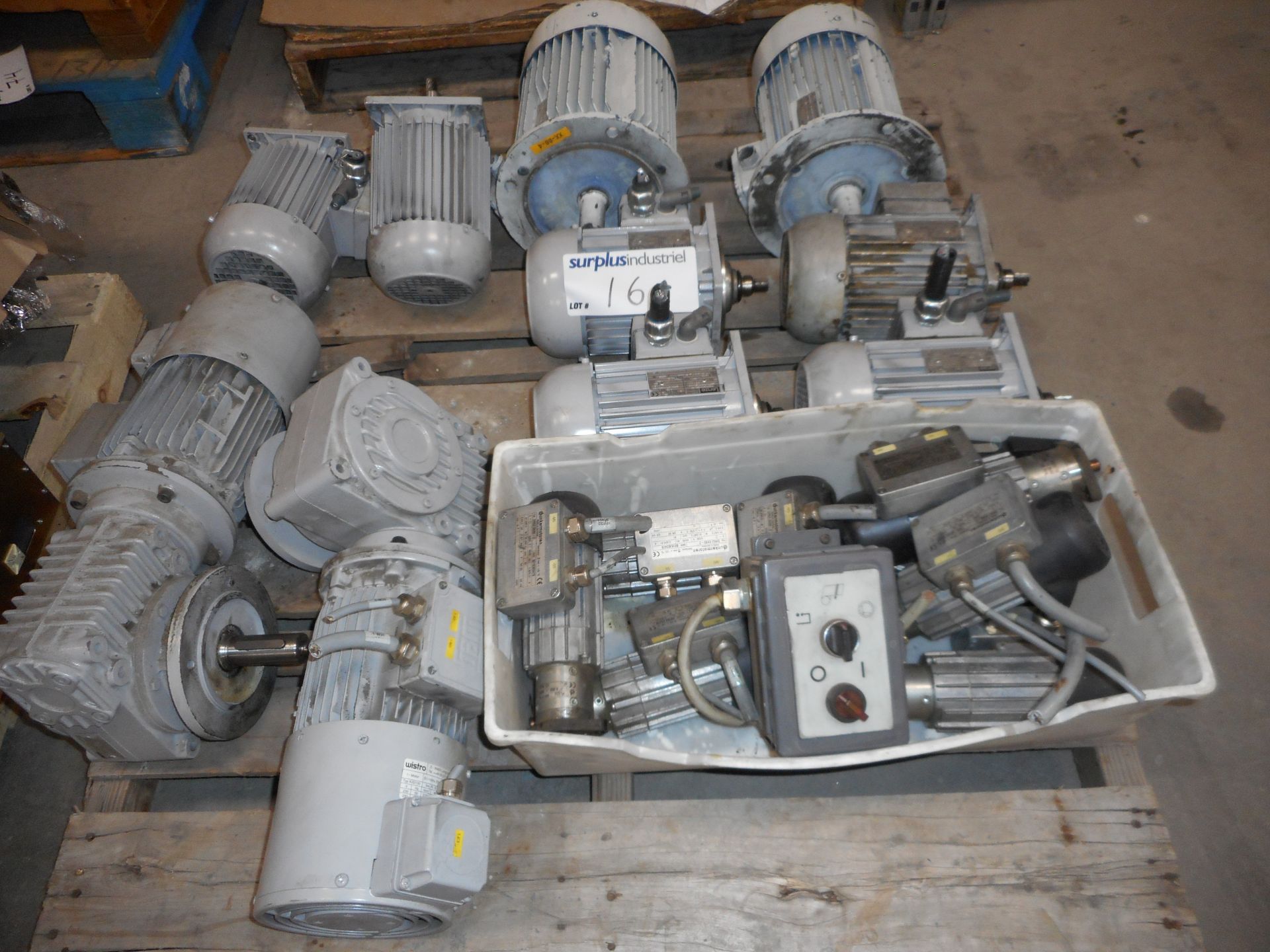 Lot of Motors; 2x WEG, 6x Lenze, 2x MELCO MILANO, 8x Dunkermotoren