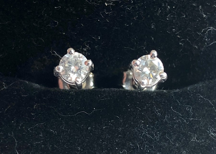 Pair of diamond earrings each set with single diamond that measures approx 4mm dia set in hallmarked - Image 3 of 4