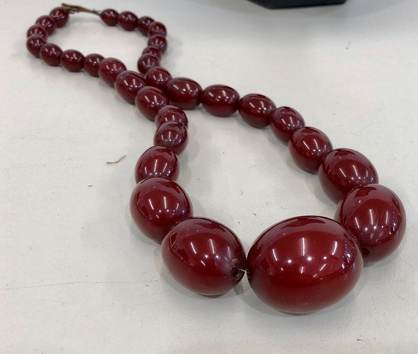 Antique cherry amber / bakelite graduated bead necklace good internal streaking weight - Image 3 of 5