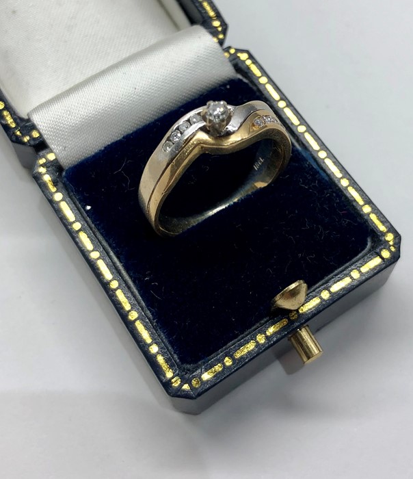 18ct white and yellow gold diamond ring set with central diamond with diamonds either side hallmarke - Image 5 of 5