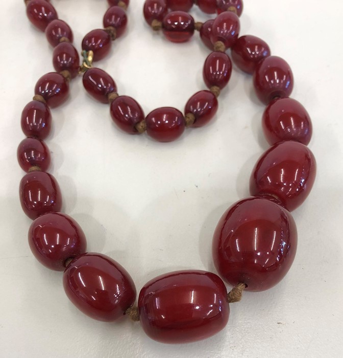 Antique cherry amber / bakelite graduated bead necklace good internal streaking weight - Image 3 of 5