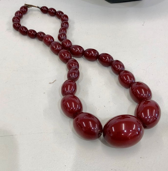 Antique cherry amber / bakelite graduated bead necklace good internal streaking weight - Image 2 of 5