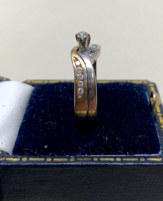 18ct white and yellow gold diamond ring set with central diamond with diamonds either side hallmarke - Image 3 of 5