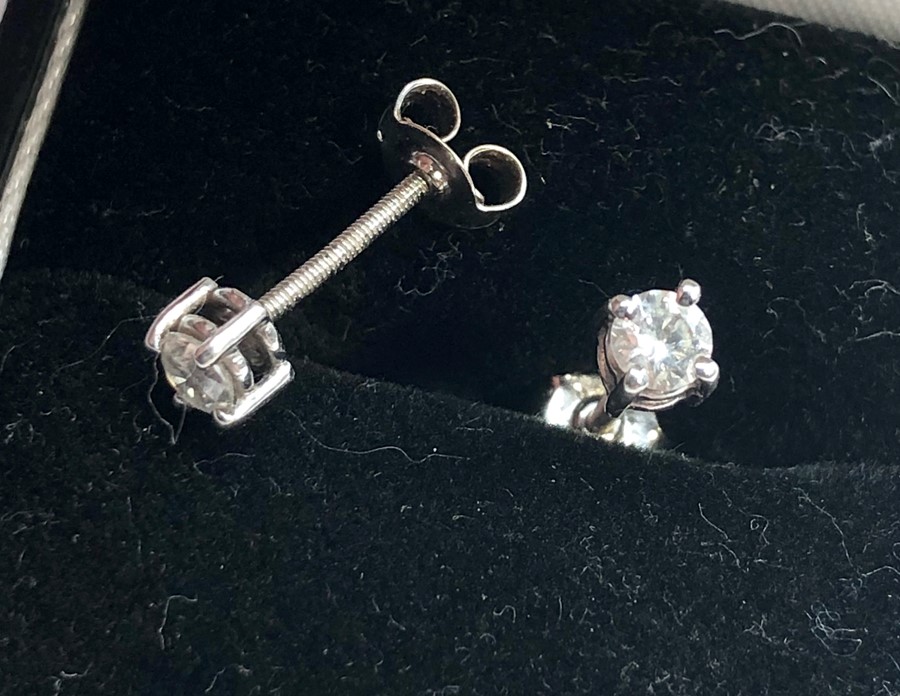 Pair of diamond earrings each set with single diamond that measures approx 4mm dia set in hallmarked - Image 4 of 4