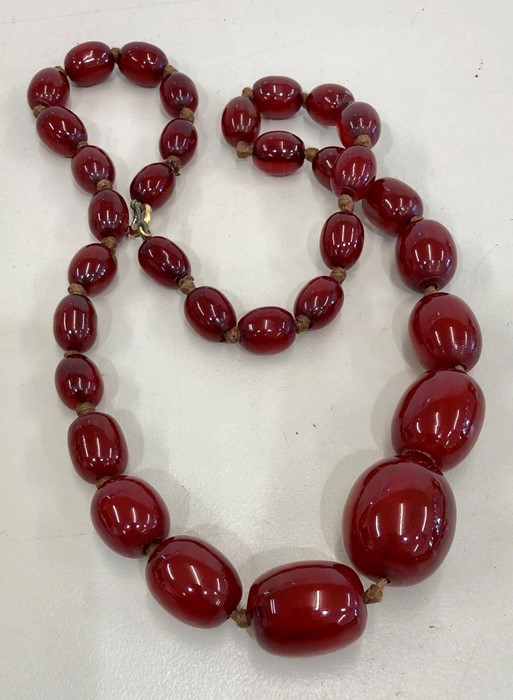 Antique cherry amber / bakelite graduated bead necklace good internal streaking weight - Image 2 of 5