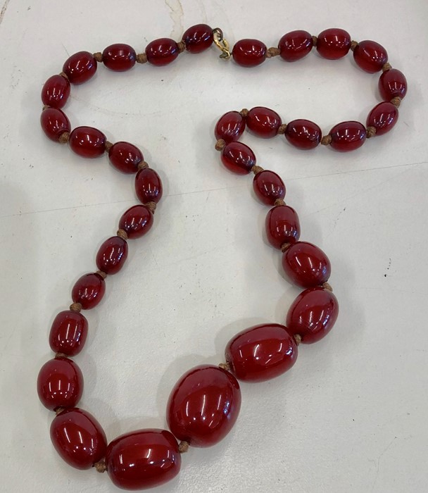 Antique cherry amber / bakelite graduated bead necklace good internal streaking weight