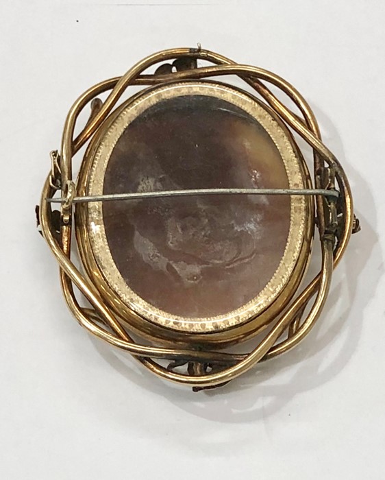 Large victorian cameo brooch gold coloured metal mount not hallmarked with carved cameo of angels in - Image 3 of 3