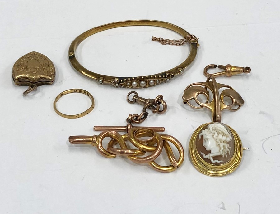 Selection of antique and vintage jewellery