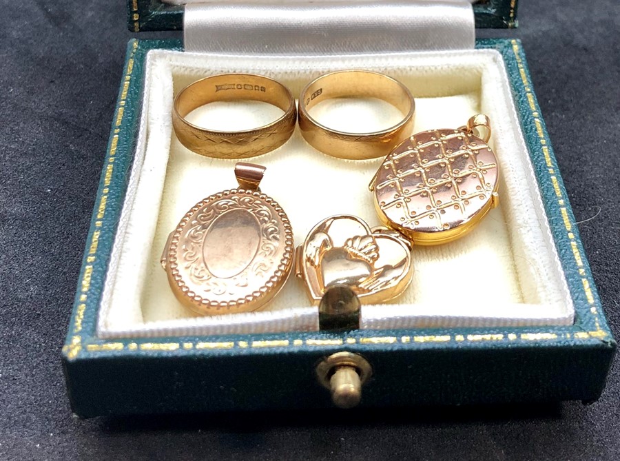 Selection of 9ct gold lockets and rings - Image 3 of 3