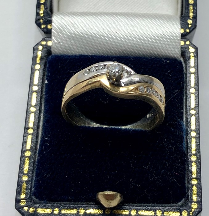 18ct white and yellow gold diamond ring set with central diamond with diamonds either side hallmarke - Image 2 of 5