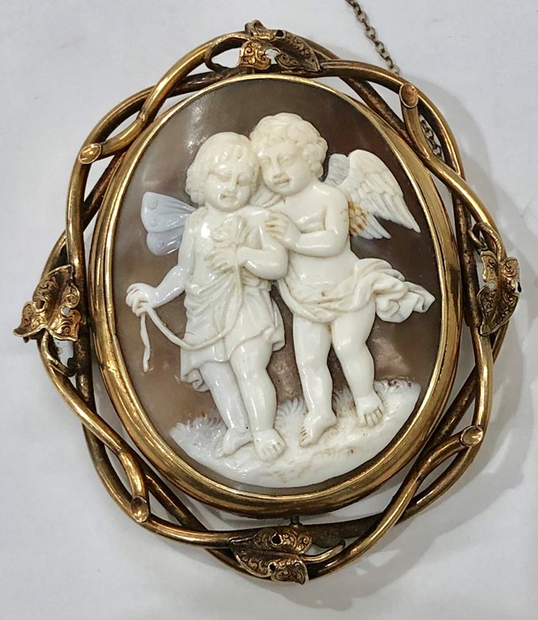 Large victorian cameo brooch gold coloured metal mount not hallmarked with carved cameo of angels in - Image 2 of 3