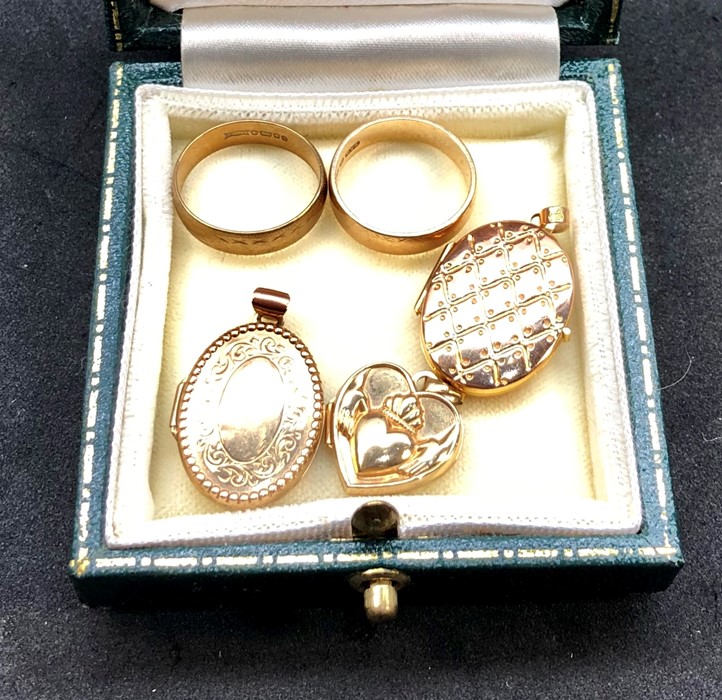 Selection of 9ct gold lockets and rings