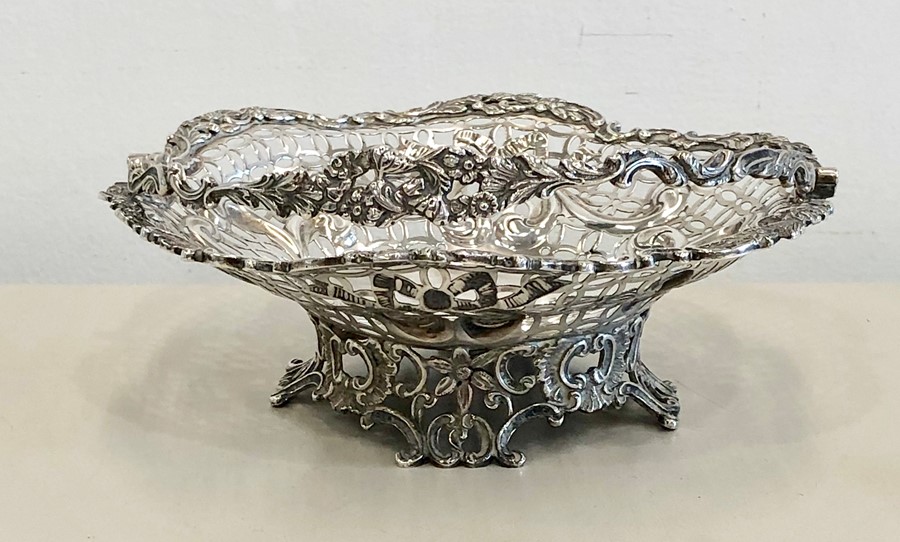Antique Victorian silver basket London silver hallmarks makers W.C measures approx 19cm dia weight 3 - Image 3 of 4