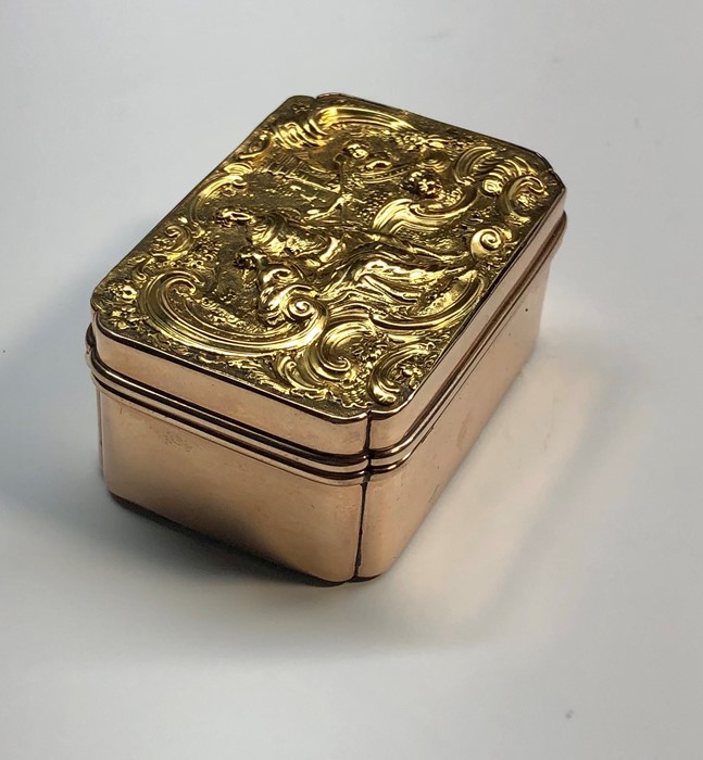 Fine decorative 22ct gold Repousse snuff box ornate lid and base with 22ct gold repoussee scenes th - Image 2 of 7