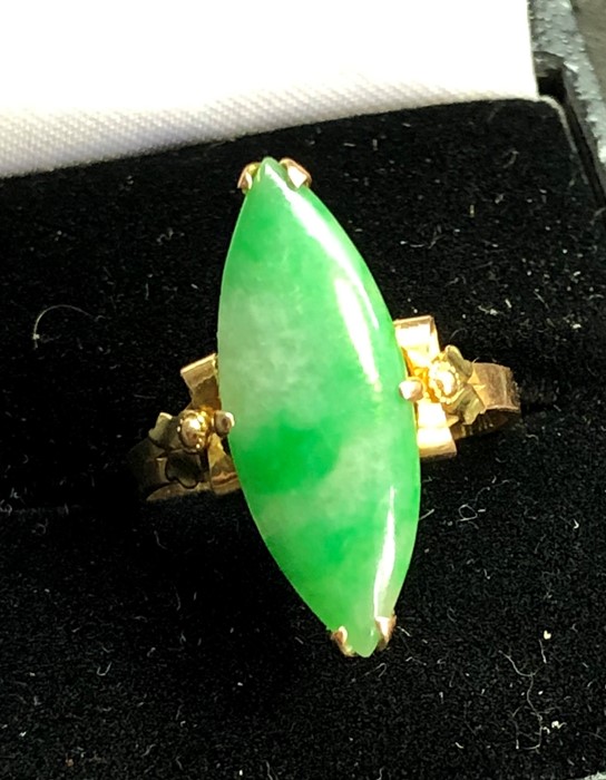 14ct gold and jade ring hallmarked 14k set with jade stone that measures approx 23mm by 8mm