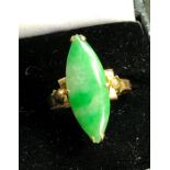 14ct gold and jade ring hallmarked 14k set with jade stone that measures approx 23mm by 8mm