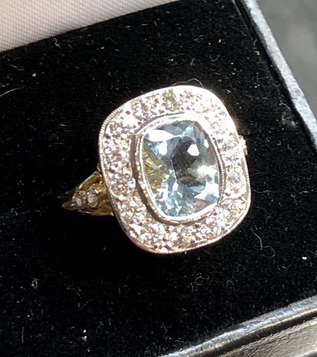 18ct gold diamond and Aquamarine ring hallmarked 18ct set with large aquamarine that measures approx - Image 2 of 5