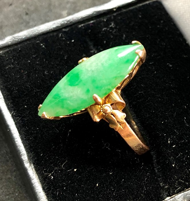 14ct gold and jade ring hallmarked 14k set with jade stone that measures approx 23mm by 8mm - Image 3 of 5