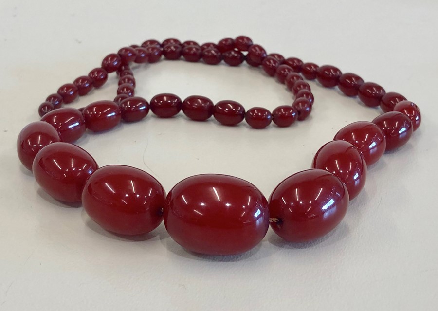 Cherry amber / bakelite type bead necklace no streaking when looked under light largest bead measure - Image 3 of 3