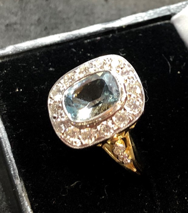 18ct gold diamond and Aquamarine ring hallmarked 18ct set with large aquamarine that measures approx - Image 3 of 5
