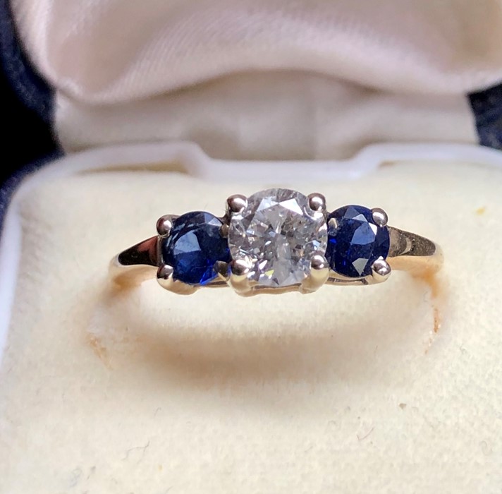 Diamond and sapphire ring set with cental diamond that measures approx 5.5mm dia with two sapphires - Image 3 of 5
