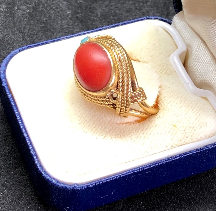 18ct gold coral ring set with central coral stone measures approx 12mm by 9mm with small turquoise s - Image 3 of 4