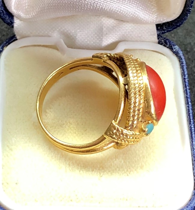 18ct gold coral ring set with central coral stone measures approx 12mm by 9mm with small turquoise s - Image 4 of 4