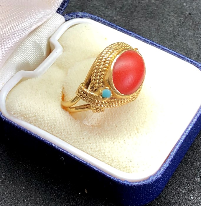 18ct gold coral ring set with central coral stone measures approx 12mm by 9mm with small turquoise s - Image 2 of 4